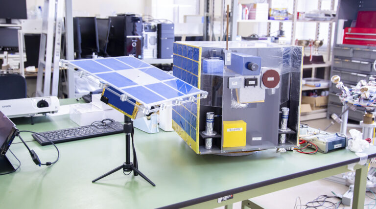 大阪大学 機械工学への扉 | 宇宙機ダイナミクス制御領域|佐藤研究室