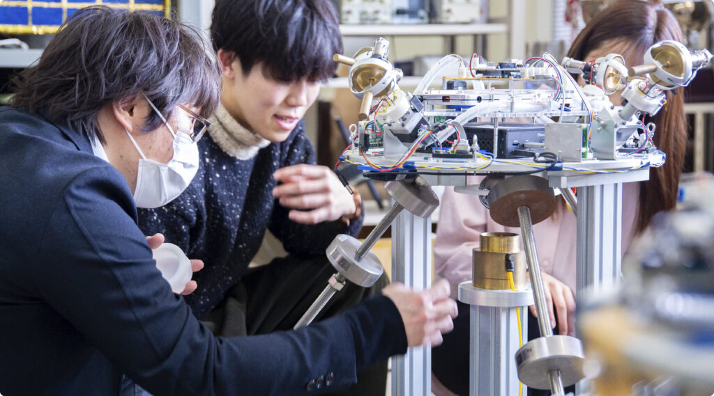 大阪大学 機械工学への扉 | 宇宙機ダイナミクス制御領域|佐藤研究室